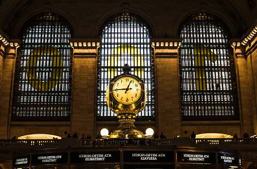 new york gold clock with time of 11:15 metro station